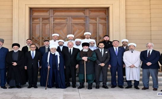 با حضور دبیرکل مجمع جهانی تقریب برگزار شد؛ دیدار میهمانان کنفرانس بین‌المللی بزرگداشت شیخ سید یحیی باکویی با "الهام علی اف"